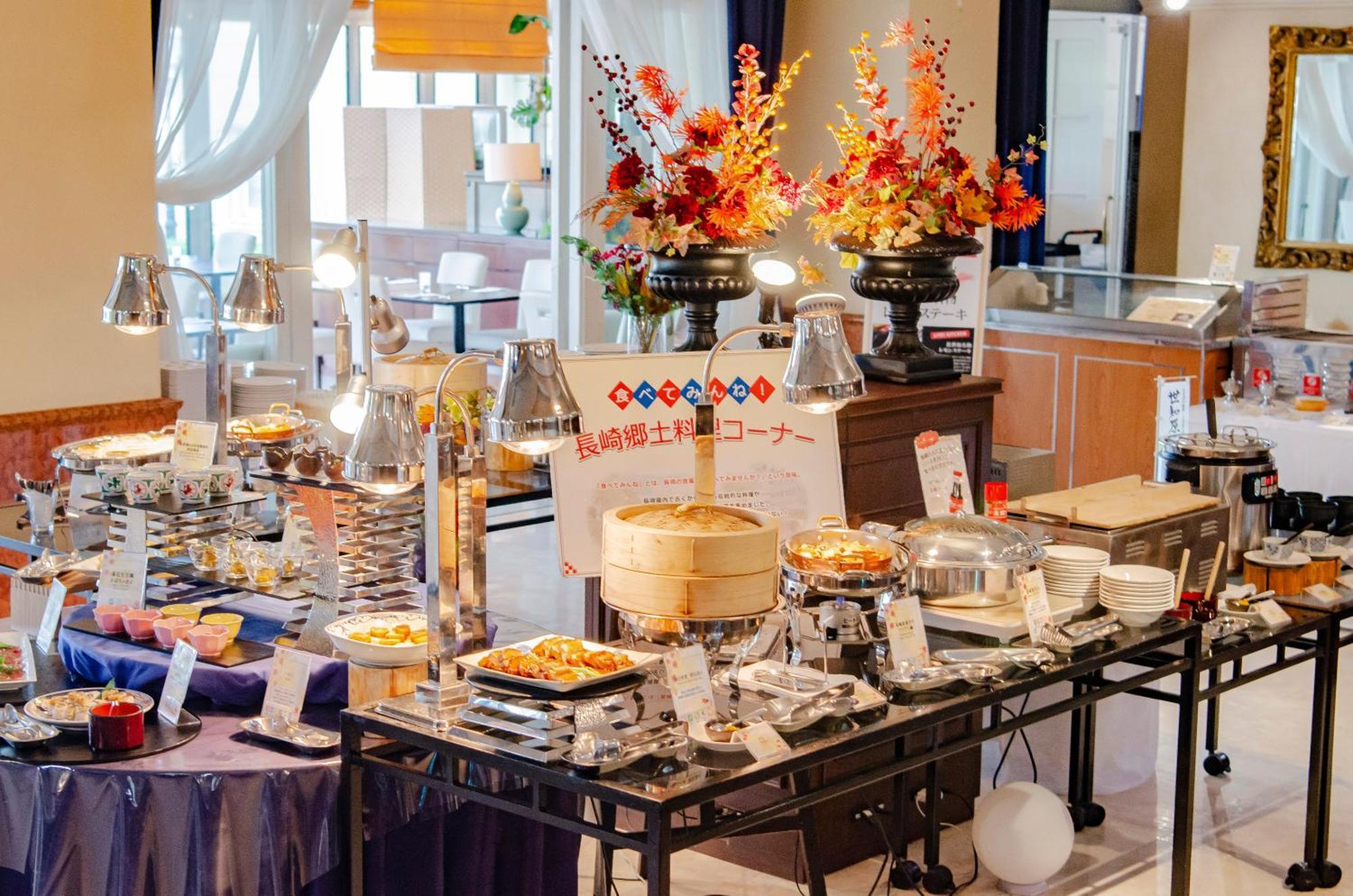 Hotel Den Haag Huis Ten Bosch Sasebo Eksteriør billede A buffet at a hotel
