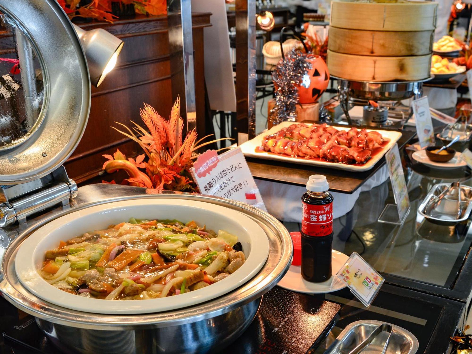 Hotel Den Haag Huis Ten Bosch Sasebo Eksteriør billede A buffet at a hotel