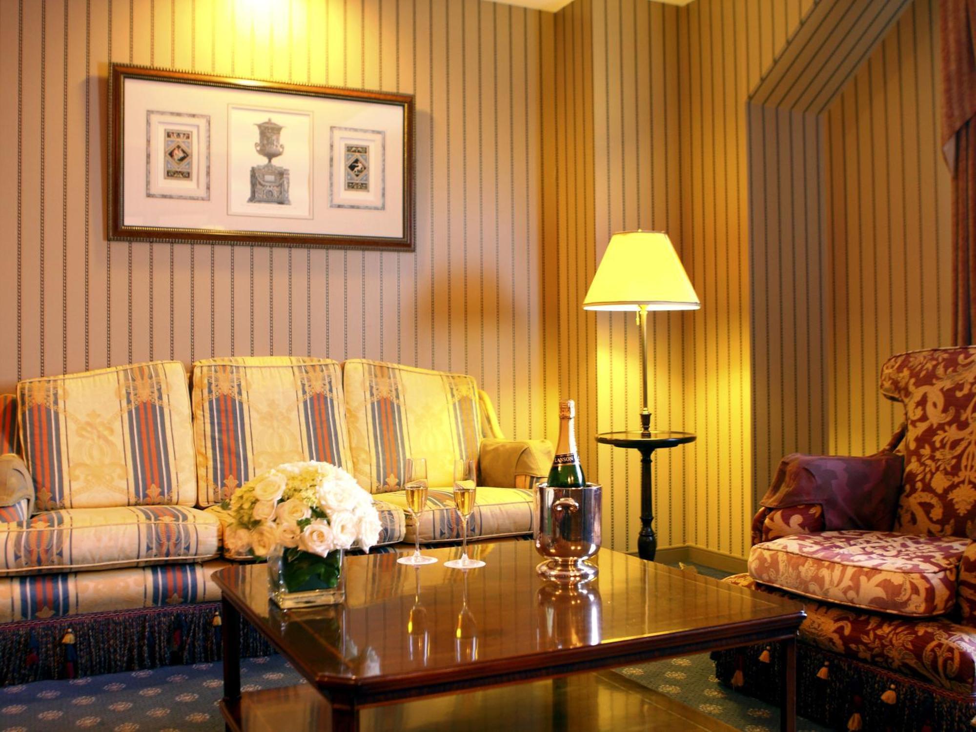 Hotel Den Haag Huis Ten Bosch Sasebo Eksteriør billede The interior of a suite at the Ritz